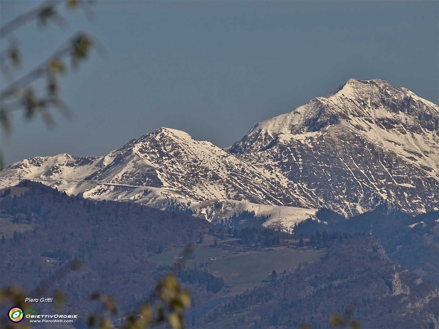 39 Dal Pizzo zoom verso le cime innevate del Pizzo delle segade e  del  Monte Fioraro.JPG